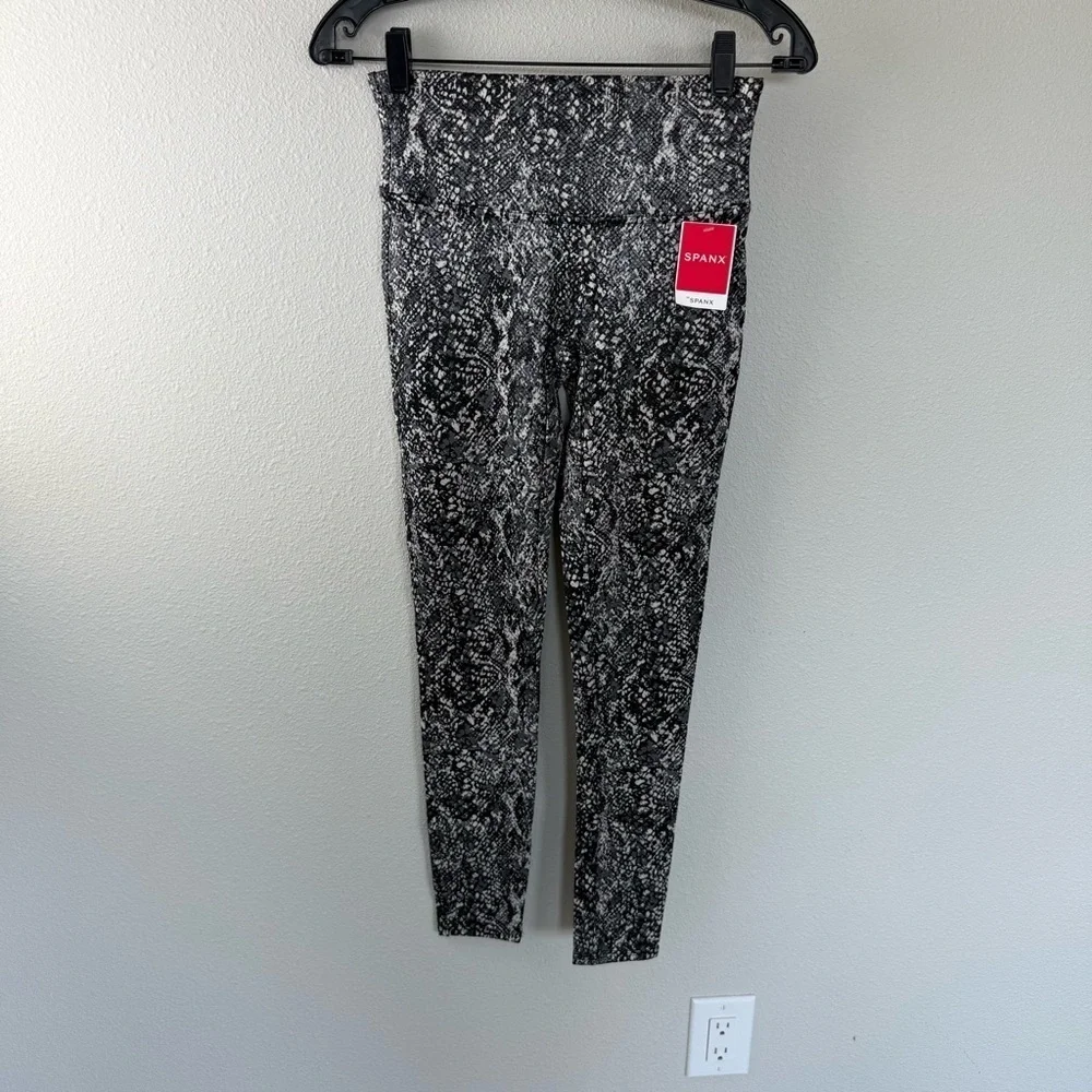New SPANX Faux Leather Snake Shine Leggings Grey NWT Casual Women’s Medium